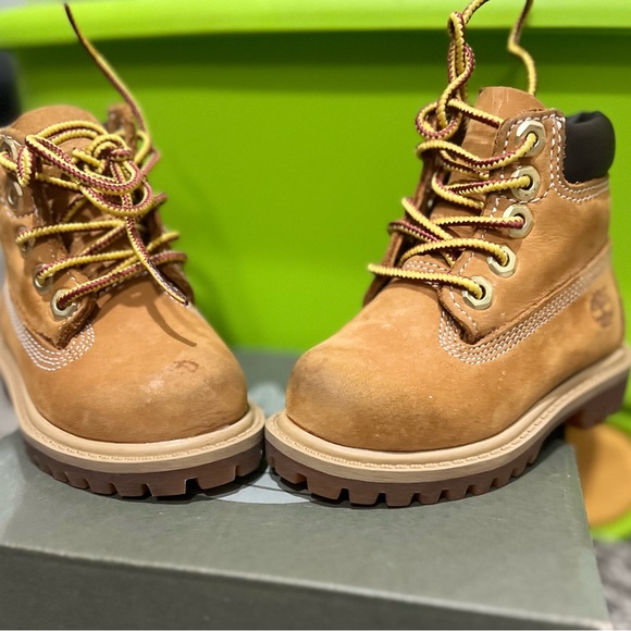 Used toddler timberland shoes size 4 - Picture 3 of 7